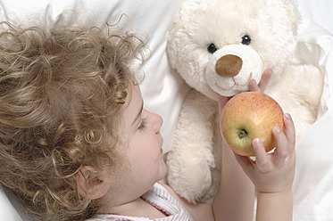 Mädchen füttert Teddybär mit Apfel - CRF002148