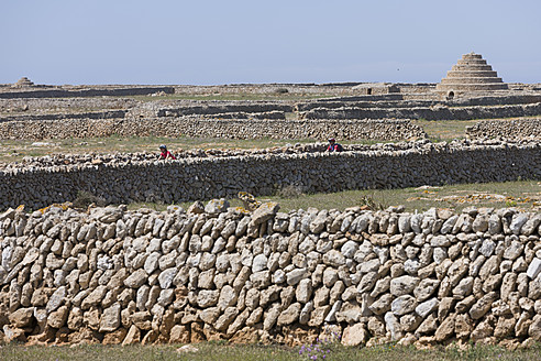 Spanien, Menorca, Mann und Frau radeln zwischen Steinmauern - DSF000505