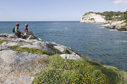 Spanien, Menorca, Cavalleria, Mann und Frau schauen auf die Aussicht - DSF000511