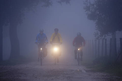 Italien, Toskana, Männer und Frauen fahren Fahrrad, lizenzfreies Stockfoto