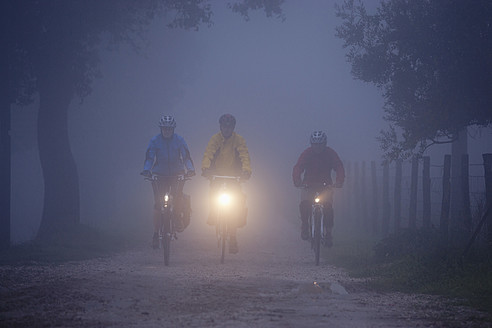 Italien, Toskana, Männer und Frauen fahren Fahrrad - DSF000493