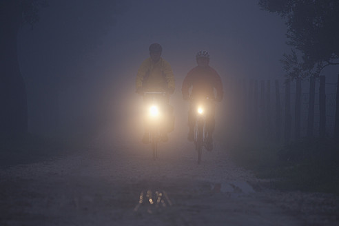 Italien, Toskana, Ältere Männer fahren Fahrrad - DSF000491