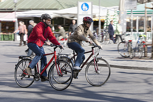 Deutschland, Bayern, München, Mann und Frau fahren Fahrrad - DSF000488