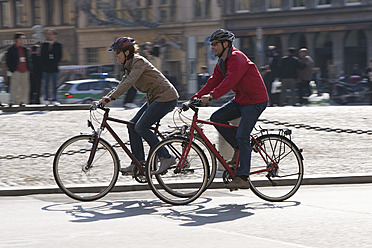 Deutschland, Bayern, München, Mann und Frau fahren Fahrrad - DSF000487