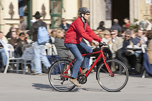 Deutschland, Bayern, München, Älterer Mann fährt Fahrrad - DSF000485