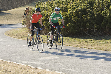 Deutschland, Bayern, München, Mann und Frau fahren Fahrrad - DSF000481