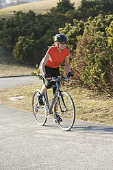 Deutschland, Bayern, München, Mittlere erwachsene Frau fährt Fahrrad - DSF000480