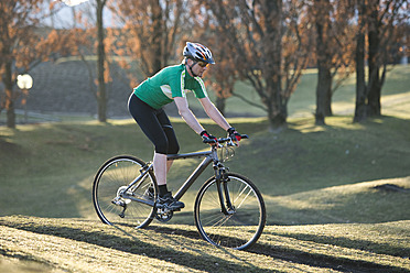 Deutschland, Bayern, München, Älterer Mann fährt Fahrrad - DSF000525