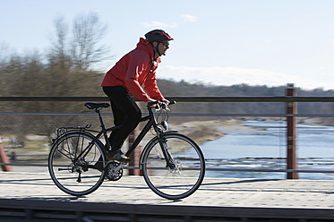 Deutschland, Bayern, München, Mittlere erwachsene Frau fährt Fahrrad - DSF000479