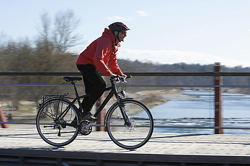 Deutschland, Bayern, München, Mittlere erwachsene Frau fährt Fahrrad - DSF000479