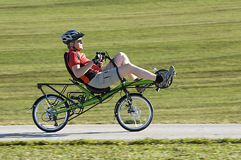 Deutschland, Bayern, Älterer Mann fährt Fahrrad - DSF000530