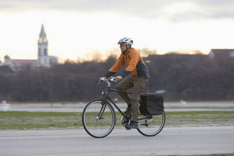 Deutschland, Bayern, München, Älterer Mann fährt Fahrrad, lizenzfreies Stockfoto