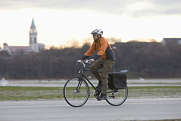 Deutschland, Bayern, München, Älterer Mann fährt Fahrrad - DSF000451