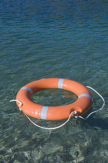 Deutschland, Bayern, Lebensretter schwimmt auf dem Starnberger See - CRF002154