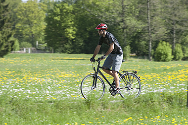 Deutschland, Bayern, Junger Mann fährt Fahrrad - DSF000538