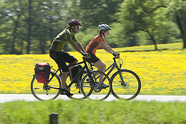 Deutschland, Bayern, Mann und Frau fahren Fahrrad - DSF000539