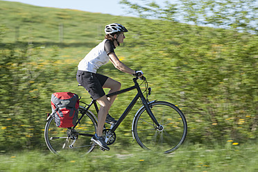 Deutschland, Bayern, Mittlere erwachsene Frau fährt Fahrrad - DSF000559