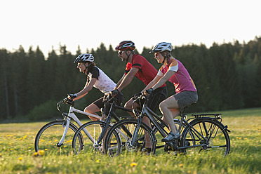 Deutschland, Bayern, Mann und Frau fahren Fahrrad - DSF000549