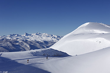 Österreich, Steiermark, Menschen beim Skifahren im Skigebiet Tauplitzalm - SIE002537