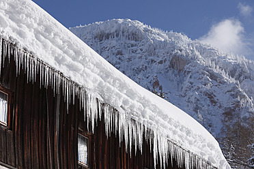 Österreich, Steiermark, Blick auf Eiszapfen auf dem Dach - SIEF002528