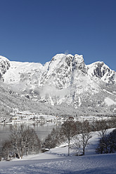 Österreich, Steiermark, Blick auf den Grundlsee und den Berg Backenstein - SIEF002526