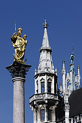 Deutschland, Bayern, München, Blick auf den Marienplatz - TCF002278