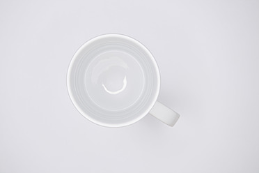 Leere Tasse auf weißem Hintergrund, Nahaufnahme - TCF002319