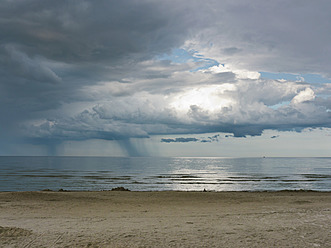 Deutschland, Blick auf bewölkten Himmel über der Ostsee bei der Insel Rügen - LFF000351