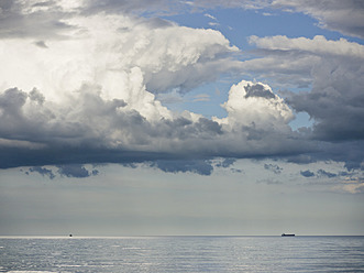 Deutschland, Blick auf bewölkten Himmel über der Ostsee bei der Insel Rügen - LFF000353