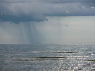 Deutschland, Blick auf bewölkten Himmel über der Ostsee bei der Insel Rügen - LFF000354