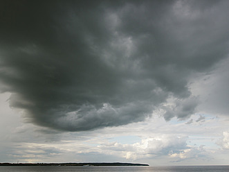 Deutschland, Blick auf bewölkten Himmel über der Ostsee bei der Insel Rügen - LFF000356