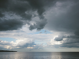 Deutschland, Blick auf bewölkten Himmel über der Ostsee bei der Insel Rügen - LFF000359