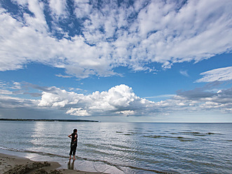 Deutschland, Frau mit Blick auf die Ostsee - LFF000365