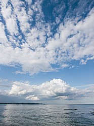 Deutschland, Blick auf bewölkten Himmel über der Ostsee bei der Insel Rügen - LFF000366
