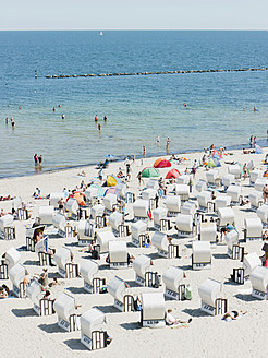 Germany,Ruegen, Binz, People in beach booth at Island of Rugen - LFF000369