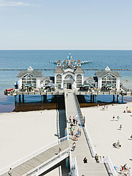 Deutschland, Rügen, Binz, Menschen in Strandbude auf der Insel Rügen - LFF000370