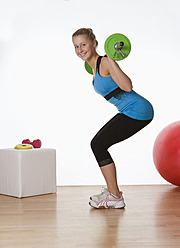 Europa, Österreich, Jugendliches Mädchen trainiert im Fitnessstudio, Porträt - WWF002269