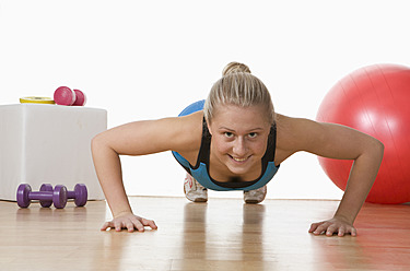 Europa, Österreich, Jugendliches Mädchen trainiert im Fitnessstudio, Porträt - WWF002270