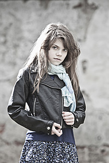Germany, Bavaria, Girl in black jacket, portrait - MAEF004530