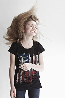 Girl head banging, smiling - MAEF004546