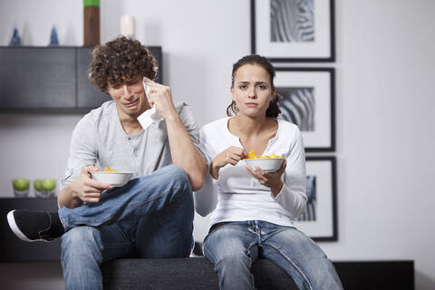 Deutschland, Bayern, Junges Paar vor dem Fernseher, lizenzfreies Stockfoto