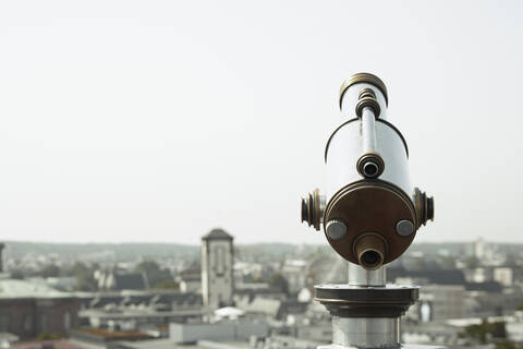 Deutschland, Frankfurt, Öffentliches Fernrohr mit Stadt im Hintergrund, lizenzfreies Stockfoto