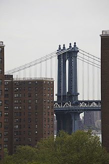 USA, New York, Manhattan-Brücke mit Gebäuden - TLF000631