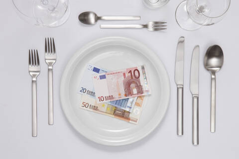 Euro-Scheine im Teller, lizenzfreies Stockfoto