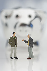 Männliche Figuren mit Sparschwein auf weißem Hintergrund - ASF004533