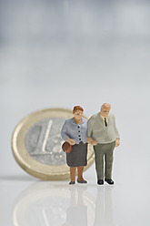 Seniorenpaar vor einer Euro-Münze - ASF004536