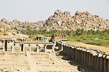 Indien, Karnataka, Blick auf die alten Vijayanagara-Ruinen des Hampi-Basars - MBEF000294