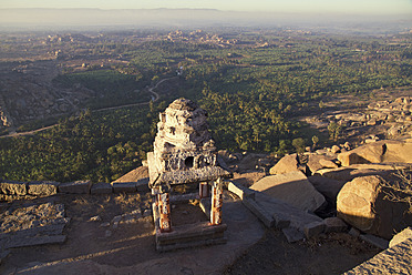 Indien, Karnataka, Hampi, Blick auf die Ruinen von Vijayanagara - MBEF000300