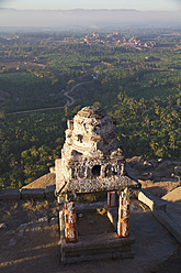 Indien, Karnataka, Hampi, Blick auf die Ruinen von Vijayanagara - MBEF000301