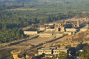 Indien, Karnataka, Hampi, Blick auf die Ruinen von Vijayanagara - MBEF000303